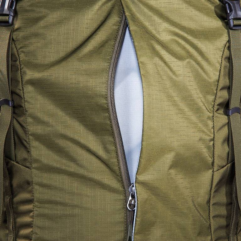 Yukon 70+10 - large zipped front pocket
